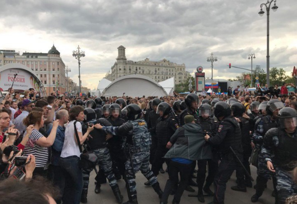 Омон задерживает протестующих на митинге 12 июня